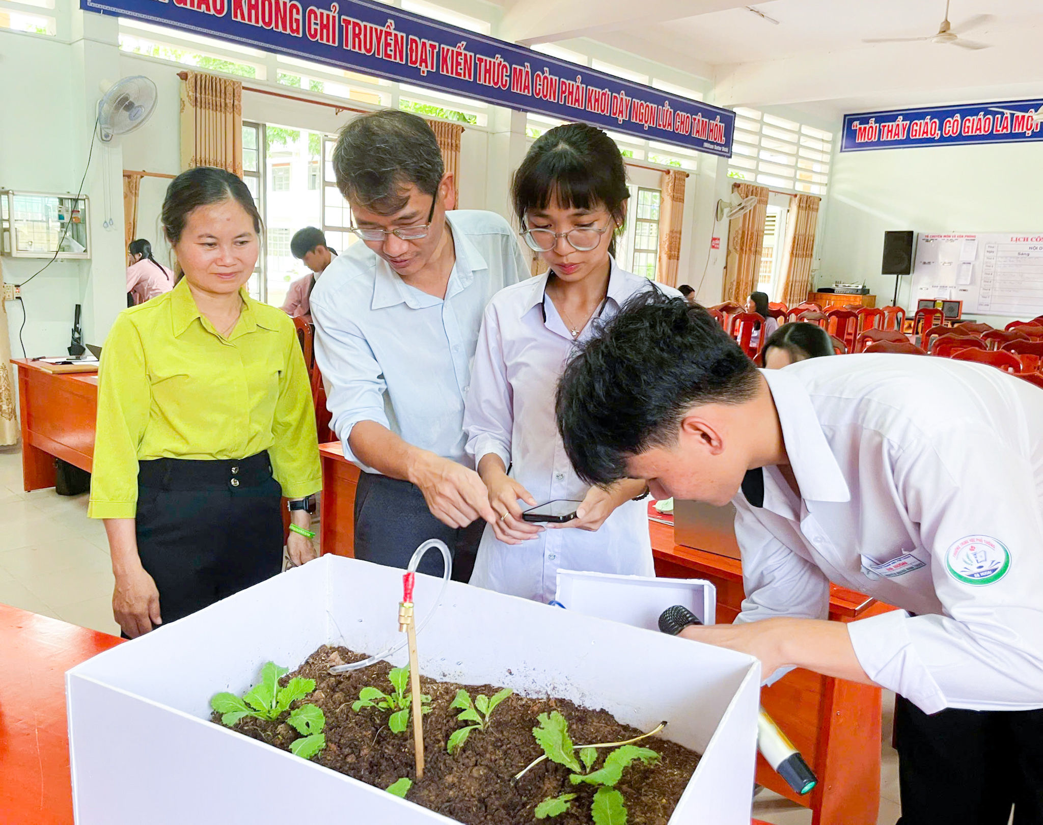 Trường THPT Đạ Huoai luôn tạo môi trường thuận lợi để thầy và trò tự do sáng tạo, nghiên cứu khoa học 