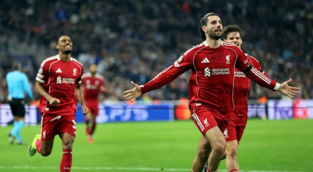 Szoboszlai ghi bàn mở tỷ số cho Liverpool bằng cú sút phạt thông minh.