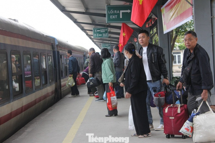 Hành khách làm thủ tục lên tàu trong ngày cao điểm Tết Bính Ngọ 2026.