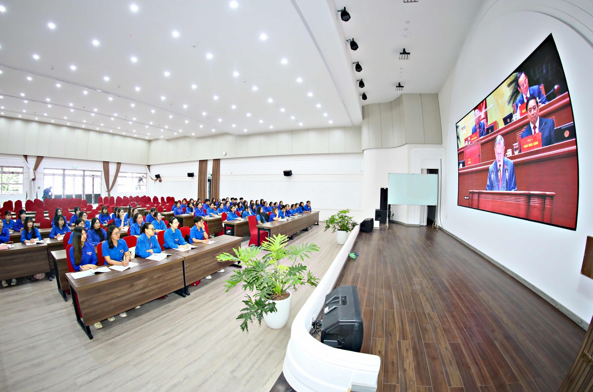 Tuổi trẻ L&acirc;m Đồng d&agrave;nh sự quan t&acirc;m theo d&otilde;i Lễ bế mạc Đại hội đại biểu to&agrave;n quốc lần thứ XIV của Đảng qua truyền h&igrave;nh trực tiếp. Ảnh: Ch&iacute;nh Than