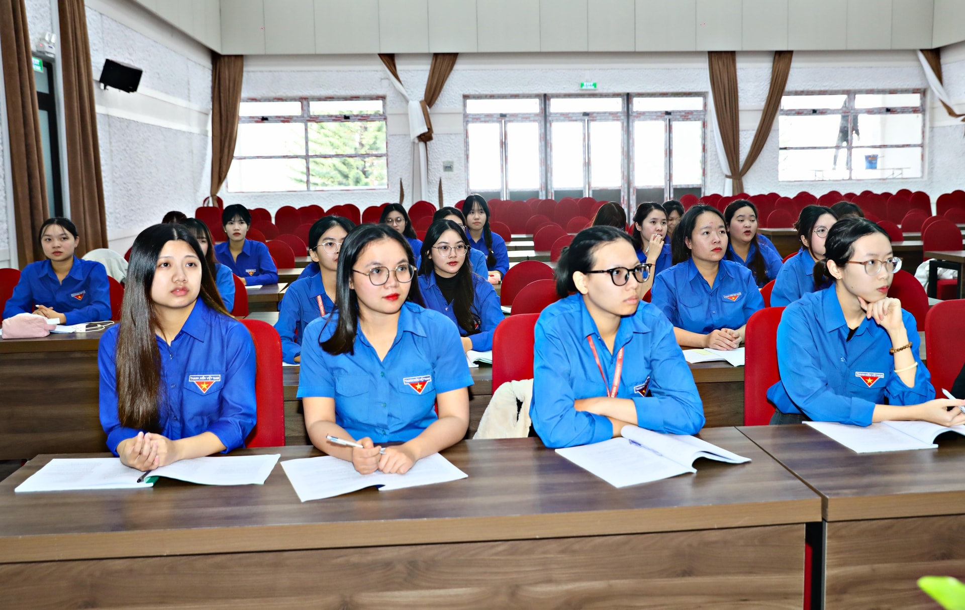 Sinh vi&ecirc;n Trường Đại Học Yersin Đ&agrave; Lạt theo d&otilde;i Lễ bế mạc Đại hội đại biểu to&agrave;n quốc lần thứ XIV của Đảng chiều 23/1. Ảnh: Ch&iacute;nh Tha