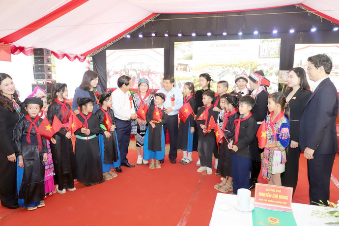 anh-pho-thu-tuong-chinh-phu-va-bi-thu-tinh-uy-hau-a-lenh-tham-hoi-tinh-hinh-doi-song-hoc-tap-cua-hoc-sinh-xa-minh-tan.jpg