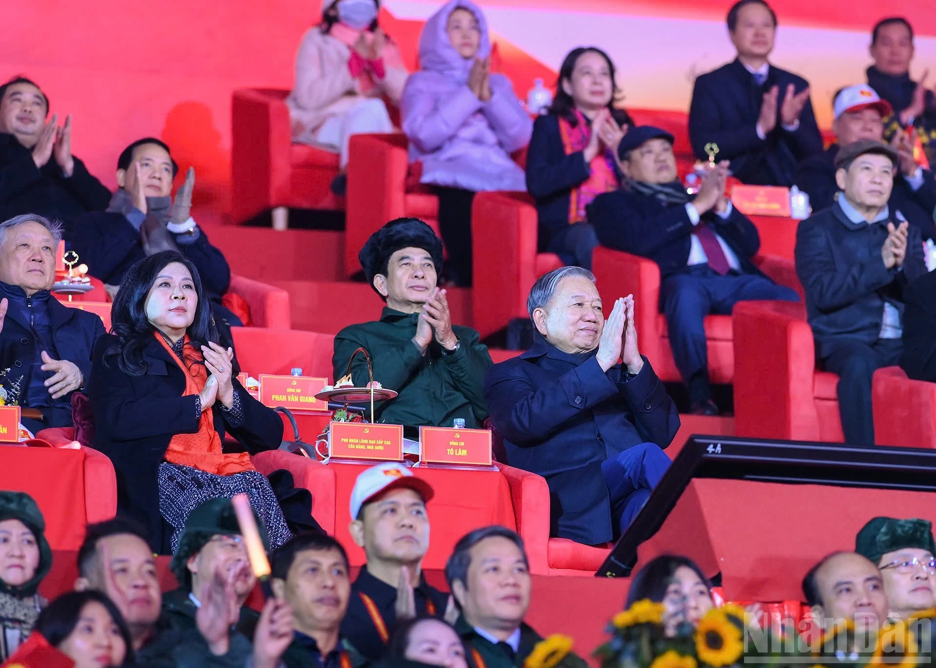 Tổng Bí thư Tô Lâm, các đồng chí lãnh đạo, nguyên lãnh đạo Đảng, Nhà nước và các đại biểu dự chương trình nghệ thuật đặc biệt 