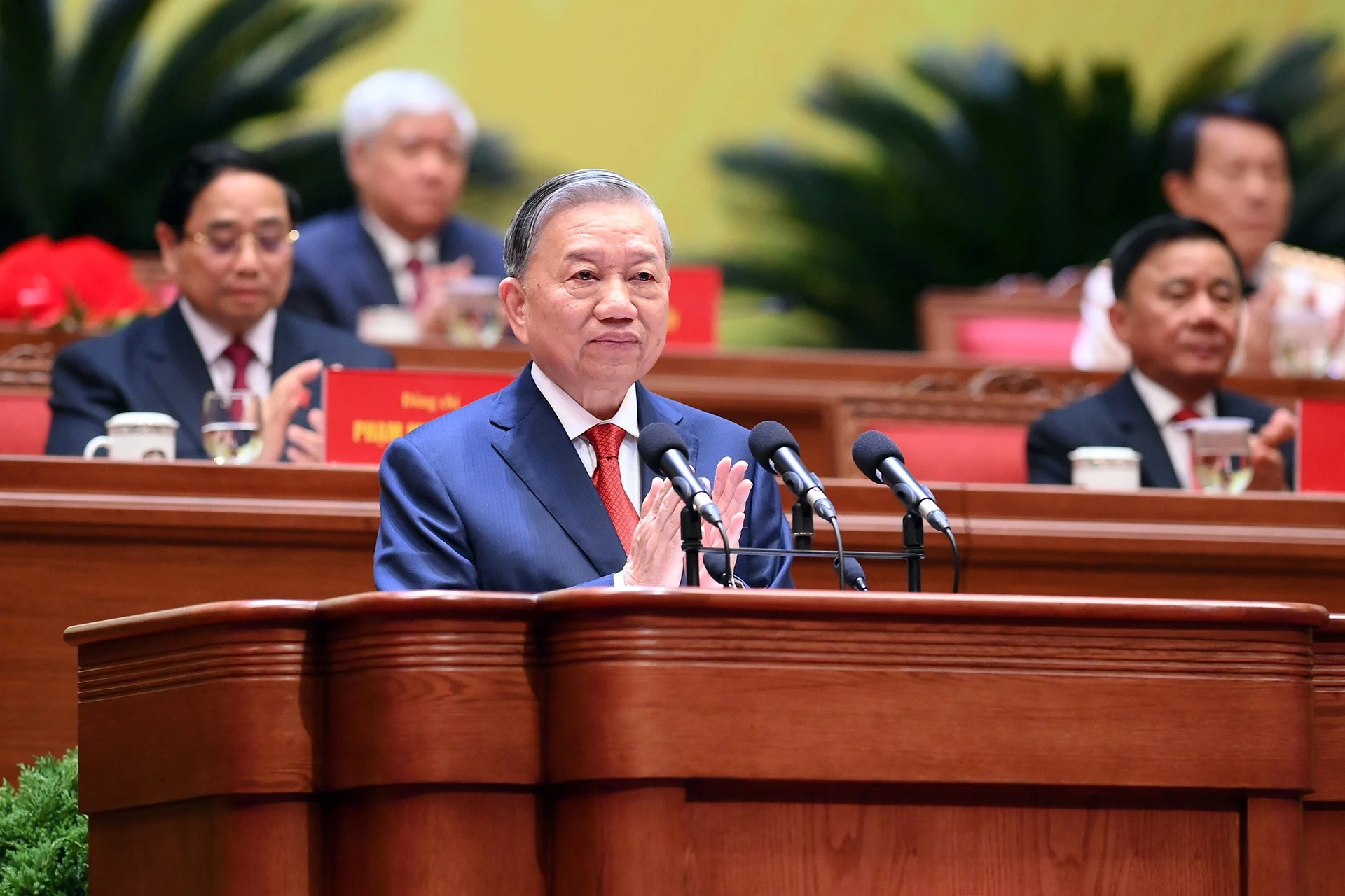 Ban Chấp hành Trung ương Đảng khóa XIV thống nhất tuyệt đối bầu đồng chí Tô Lâm, Tổng Bí thư Ban Chấp hành Trung ương Đảng khóa XIII tiếp tục giữ chức Tổng Bí thư Ban Chấp hành Trung ương Đảng khóa XIV. (Ảnh: THỦY NGUYÊN)