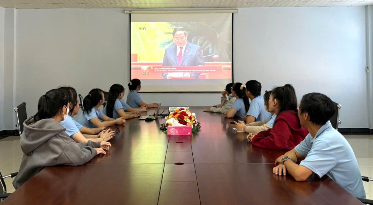 C&ocirc;ng nh&acirc;n C&ocirc;ng ty TNHH quốc tế Right Rich, KCN H&agrave;m Kiệm, X&atilde; H&agrave;m Kiệm, tỉnh L&acirc;m Đồng theo d&otilde;i phi&ecirc;n bế mạc Đại hội Đảng