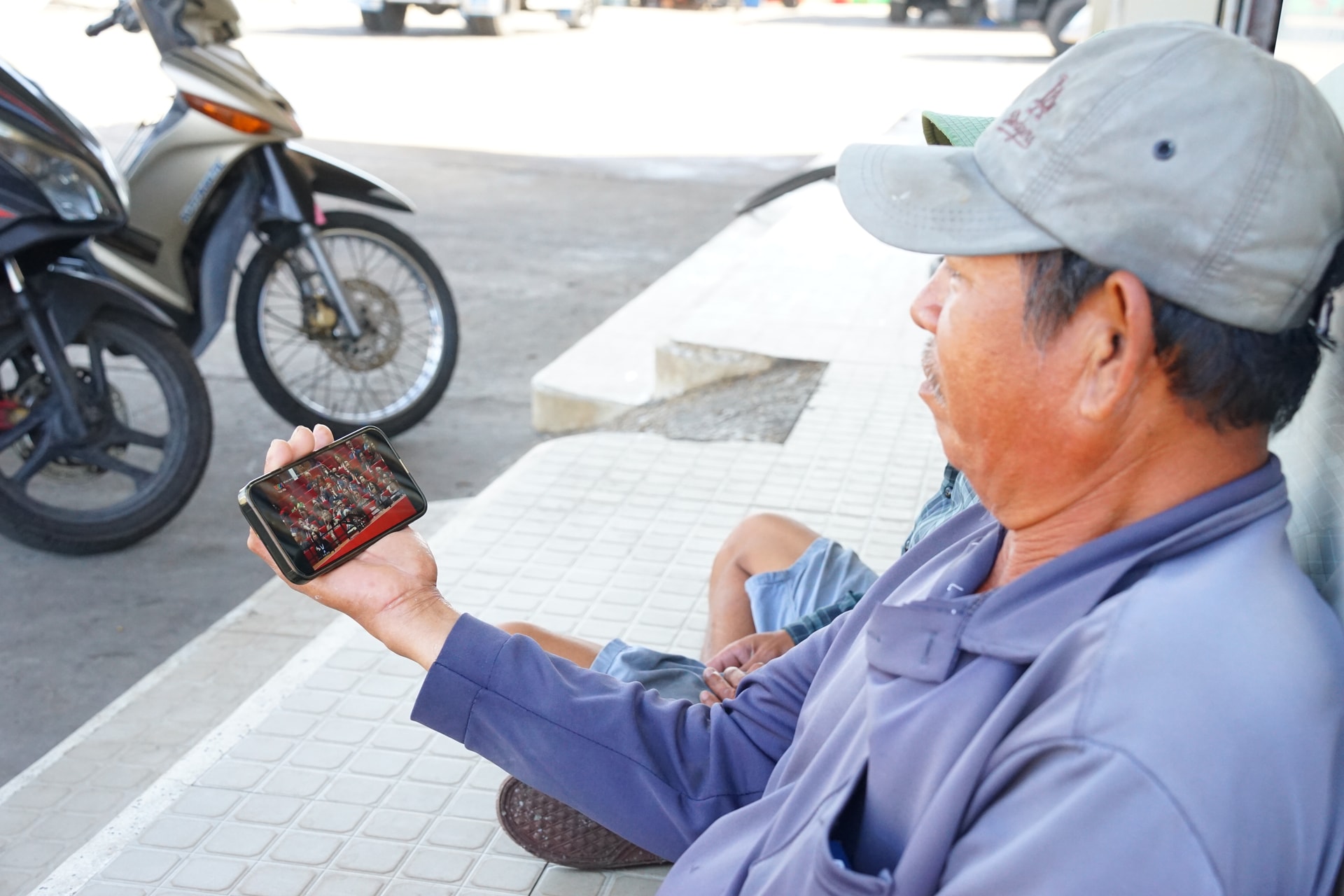 Ngư d&acirc;n Đỗ Văn Hải vừa chờ t&agrave;u về vừa tranh thủ theo d&otilde;i Đại hội Đảng