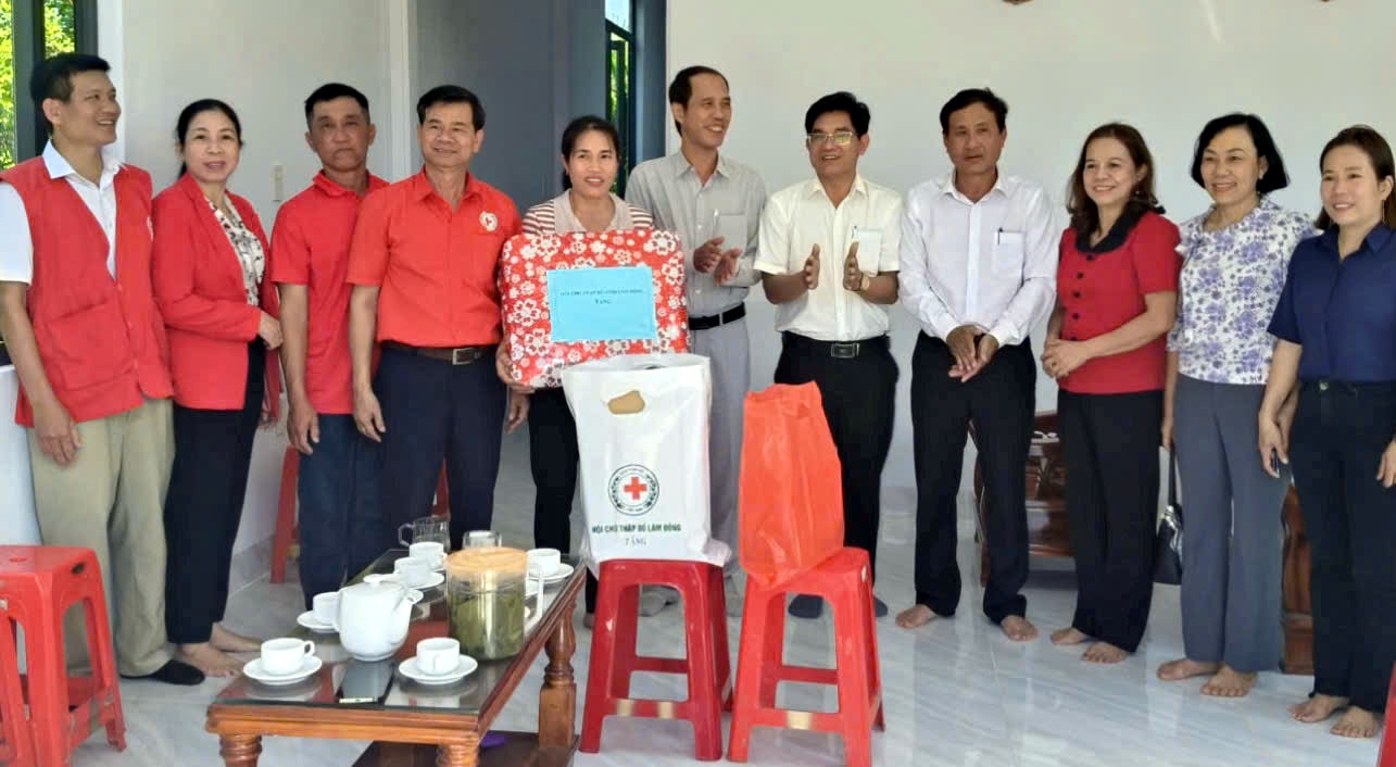 gen-h-trao nhà xã Đạ Te3h 2