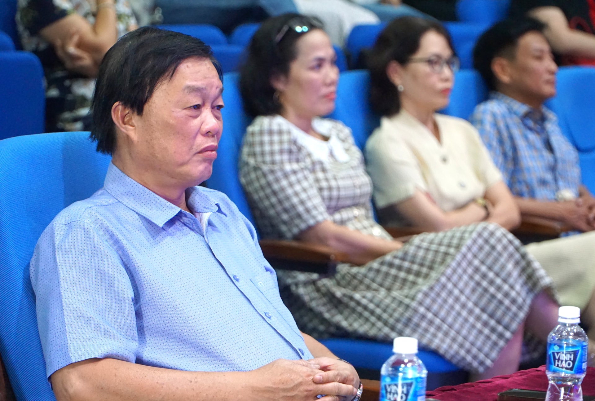 L&atilde;nh đạo, vi&ecirc;n chức, người lao động B&aacute;o v&agrave; PTTH L&acirc;m Đồng theo d&otilde;i phi&ecirc;n bế mạc Đại hội Đảng