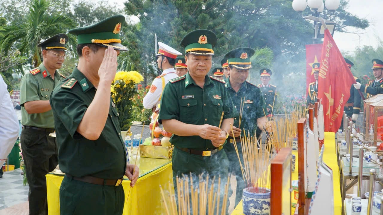 Lực lượng vũ trang tỉnh dự lễ truy điệu các liệt sĩ tại Nghĩa trang Liệt sĩ Bình Thuận