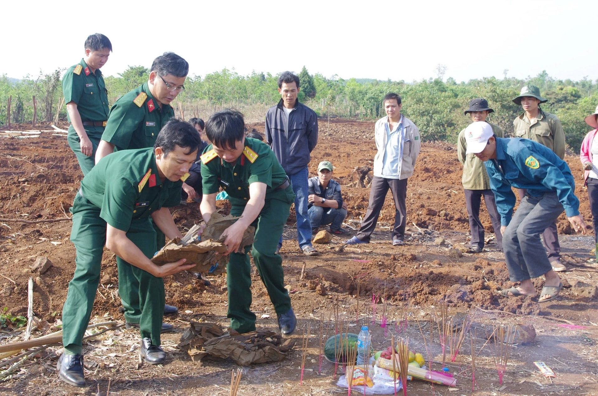 Tổ chức quy tập hài cốt liệt sĩ hy sinh trong kháng chiến về Nghĩa trang Liệt sĩ tỉnh