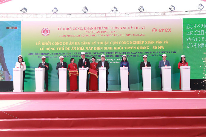 anh-pho-bi-thu-tinh-uy-chu-tich-ubnd-tinh-phan-huy-ngoc-va-cac-dai-bieu-bam-nut-khoi-cong-du-an-ha-tang-ky-thuat-cum-cong-nghiep-xuan-van.jpg