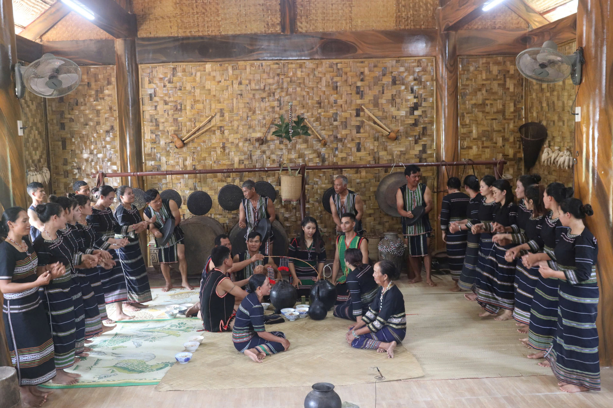 T&aacute;i hiện lễ cưới truyền thống tại Khu bảo tồn văn h&oacute;a ở x&atilde; Đam R&ocirc;ng 4.