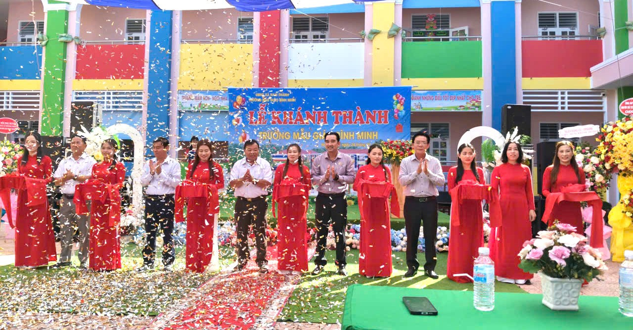 Đại biểu, lãnh đạo xã Nam Thành và Ban Giám hiệu Trường Mẫu giáo Bình Minh cắt băng khánh thành công trình