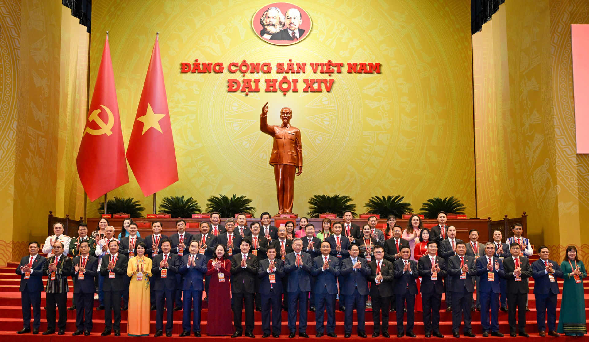 Đoàn Đại biểu tỉnh Lâm Đồng chụp hình lưu niệm cùng lãnh đạo Đảng, Nhà nước