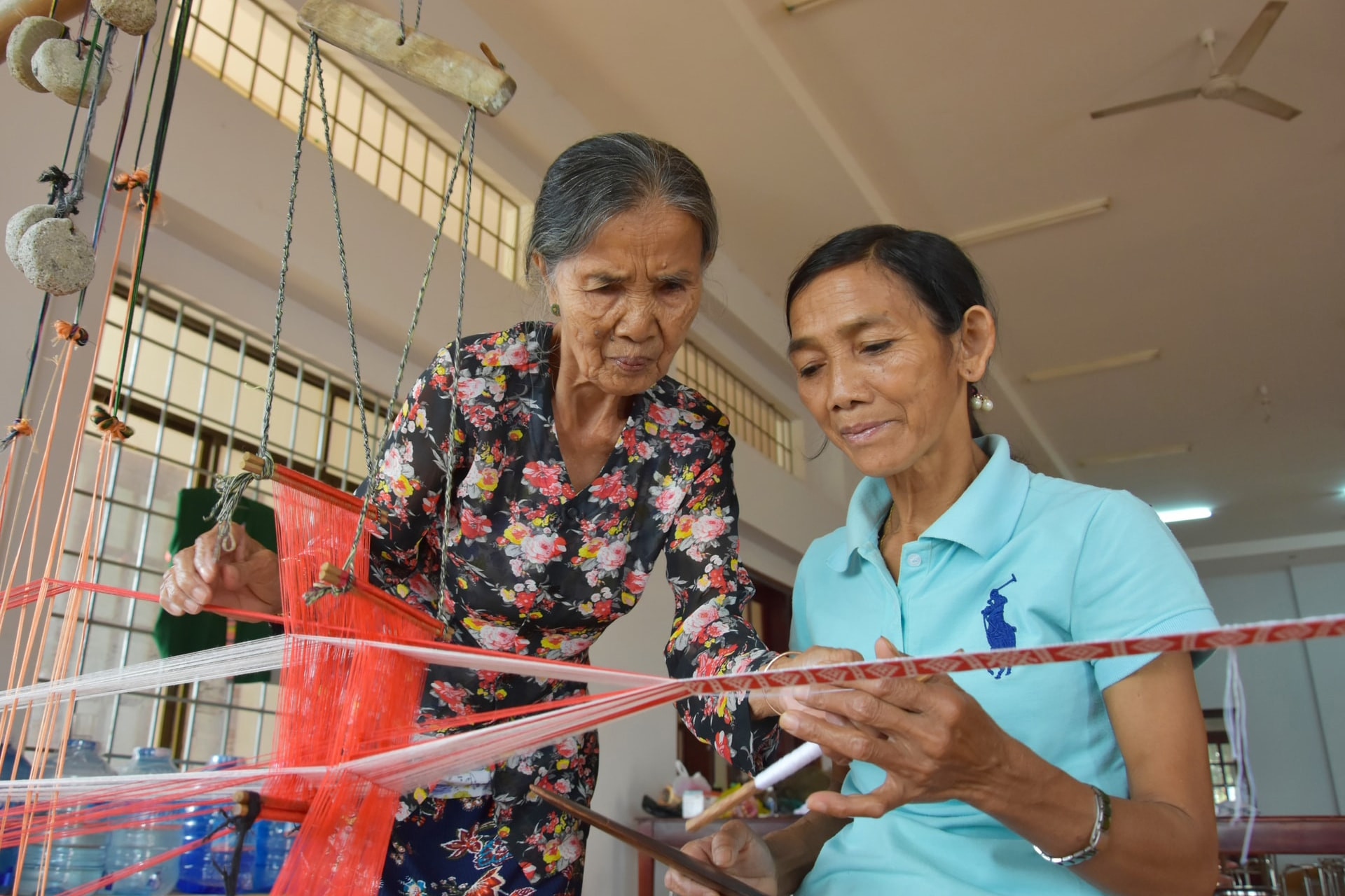 ba-thi-ai-tim-hieu-cac-cach-det-tho-cam-voi-tinh-than-cau-thi-mong-muon-bo-sung-kien-thuc-ve-nghe-det-tho-cam-va-truyen-day-cho-the-he-tre-duoc-bai-ban-hon.jpg