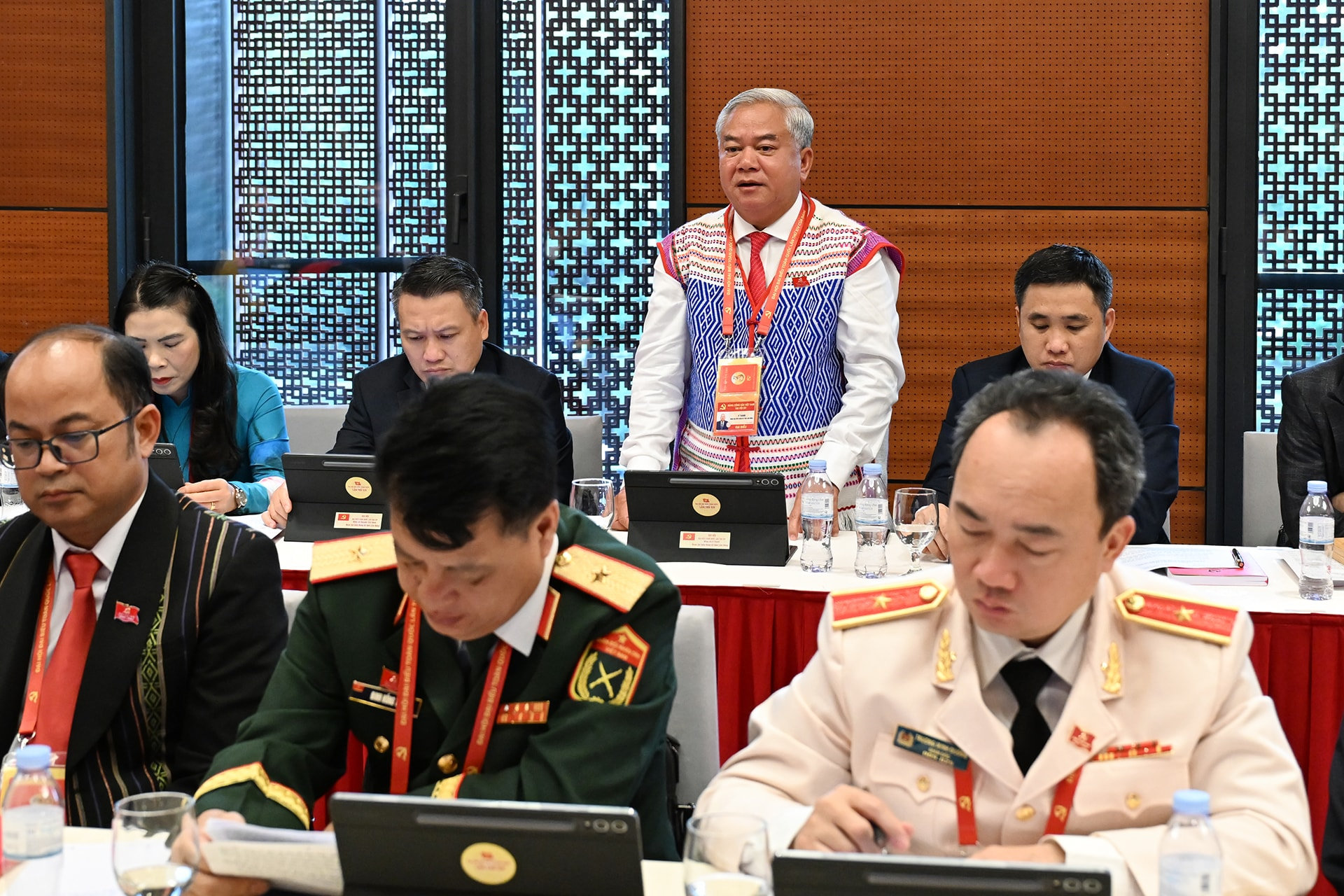 Các đại biểu trong Đoàn đại biểu Đảng bộ tỉnh Lâm Đồng tham gia thảo luận