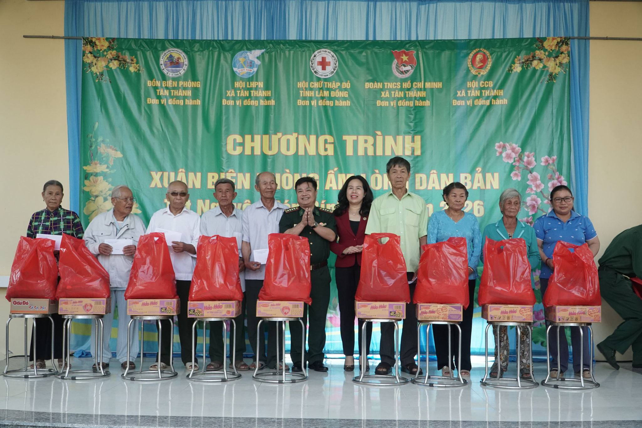 Đại táXuân Biên phòng ấm lòng dân bản tại xã Tân Thành Nhân dịp Tết Nguyên đán Bính Ngọ 2026 đang đến gần, Đồn Biên phòng Tân Thành phối hợp với Hội Liên hiệp Phụ nữ, Đoàn Thanh niên và Hội Cựu chiến binh xã Tân Thành tổ chức Chương trình “Xuân Biên phòng ấm lòng dân bản” nhằm chăm lo đời sống vật chất, tinh thần cho nhân dân khu vực biên giới. Tại chương trình, cán bộ, chiến sĩ và đông đảo nhân dân địa phương đã cùng thưởng thức nhiều tiết mục văn nghệ đặc sắc, mang đậm bản sắc văn hóa các dân 