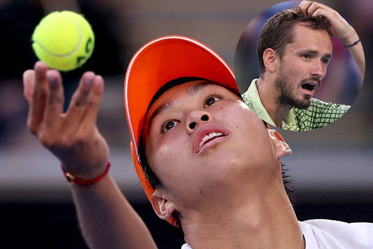 Daniil Medvedev ôm đầu thất vọng trước Learner Tien tại Australian Open