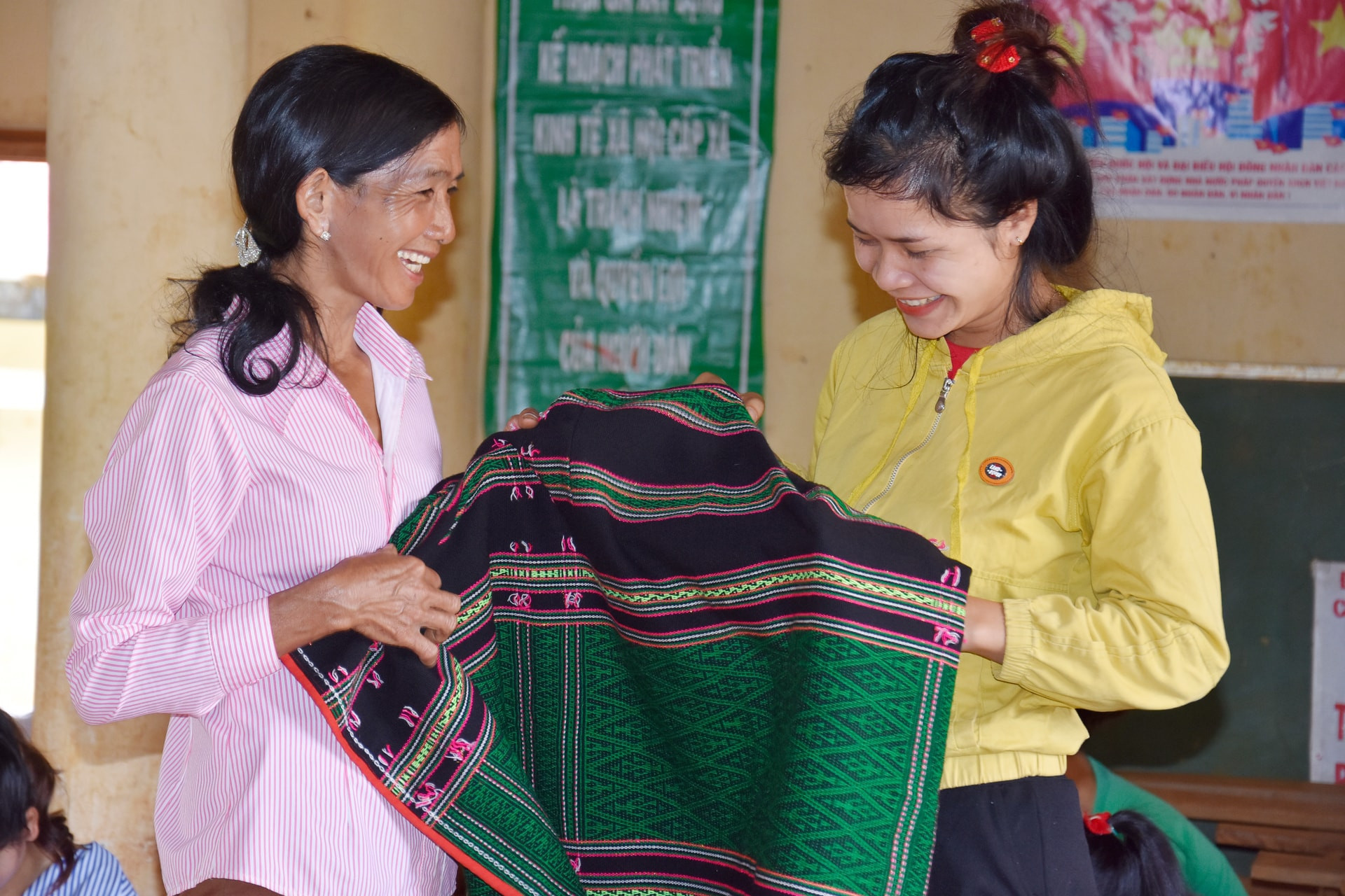 nhung-tam-vai-tho-cam-truyen-thong-cua-hoc-tro-det-duoc-la-niem-vui-lon-lao-voi-ba-thi-ai(1).jpg