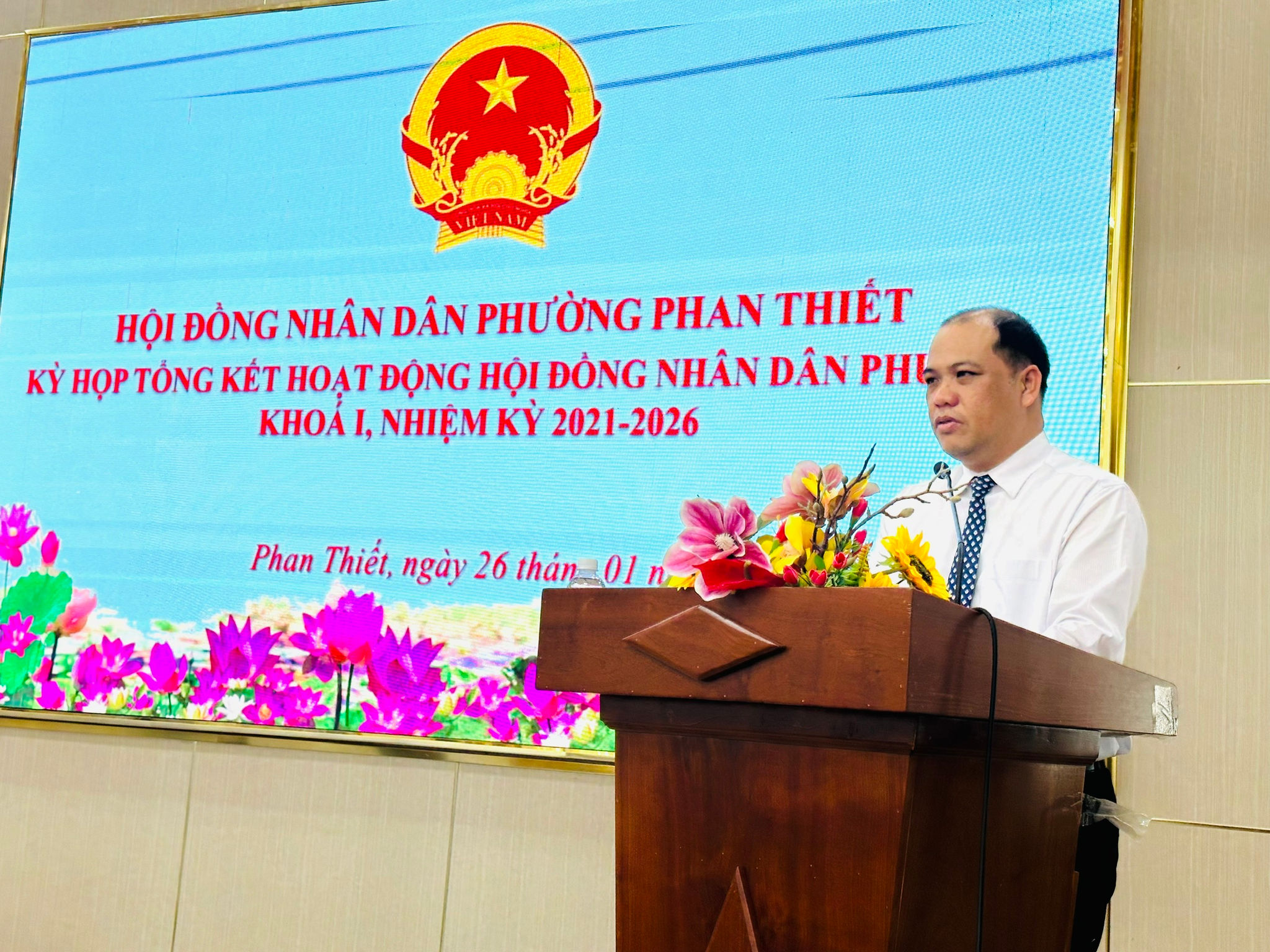 Chủ tịch UBND phường Phan Thiết Trần Nguyên Lộc phản hồi tiếp thu các ý kiến của đại biểu tại kỳ họp.