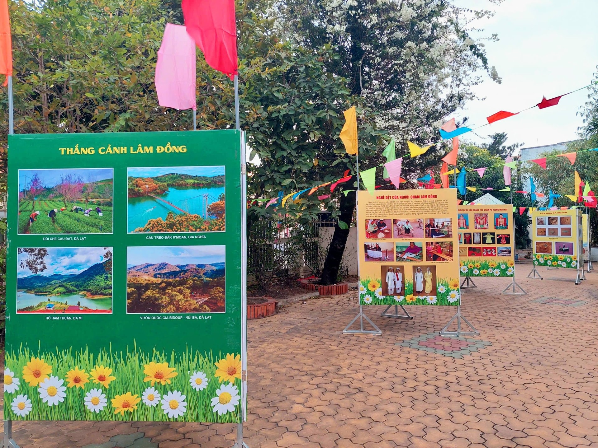 H&igrave;nh ảnh trưng b&agrave;y trong chuy&ecirc;n đề Cổ vật v&agrave; sắc xu&acirc;n tại Bảo t&agrave;ng L&acirc;m Đồng (khu vực ph&iacute;a Đ&ocirc;ng tỉnh)