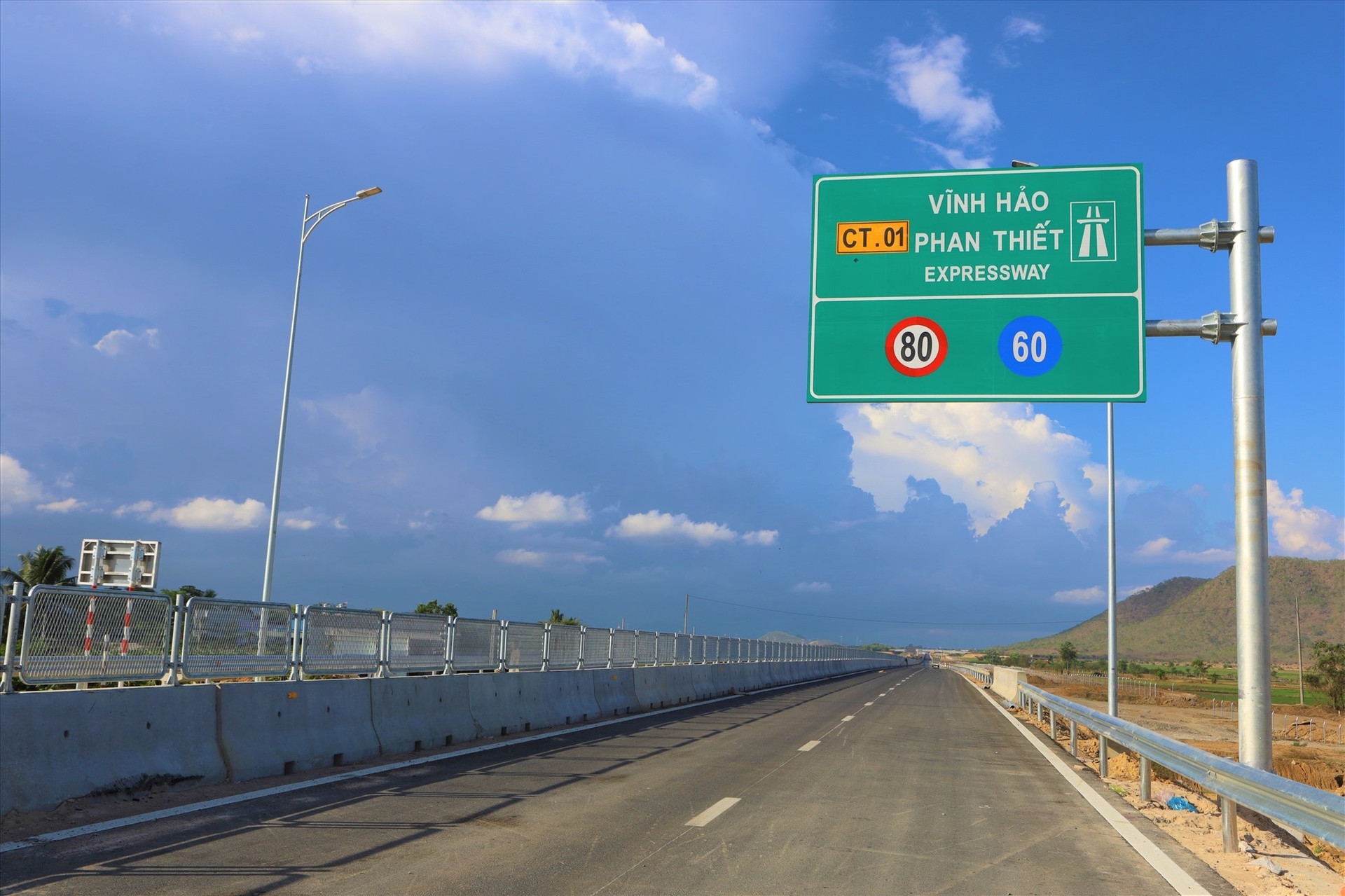 Một đoạn tuyến cao tốc Vĩnh Hảo - Phan Thiết nhìn từ trên cao.