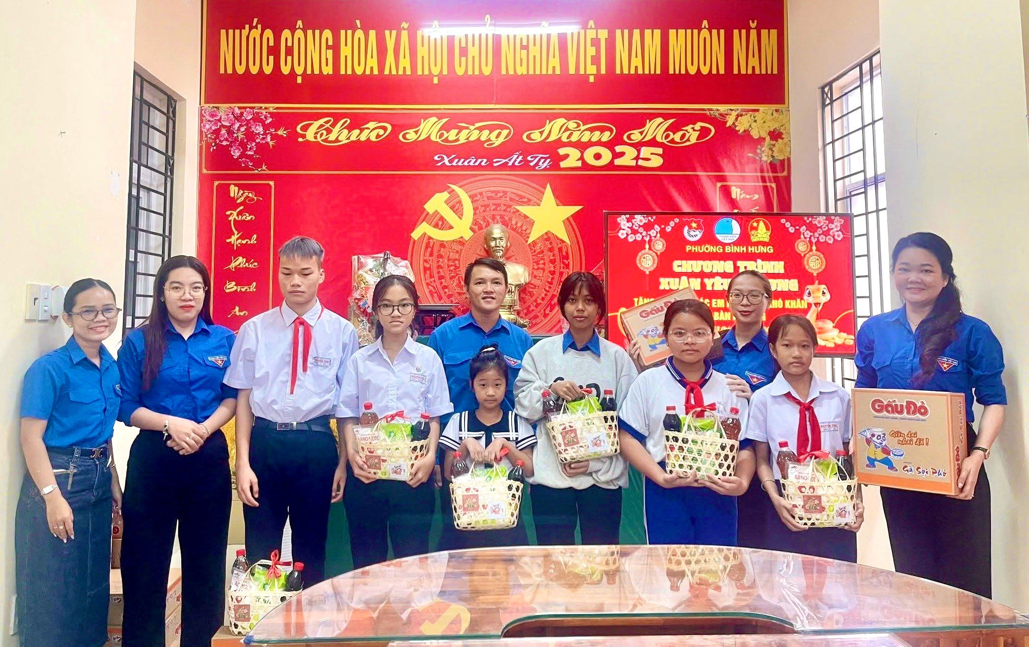 Tặng quà tết cho các em thiếu nhi