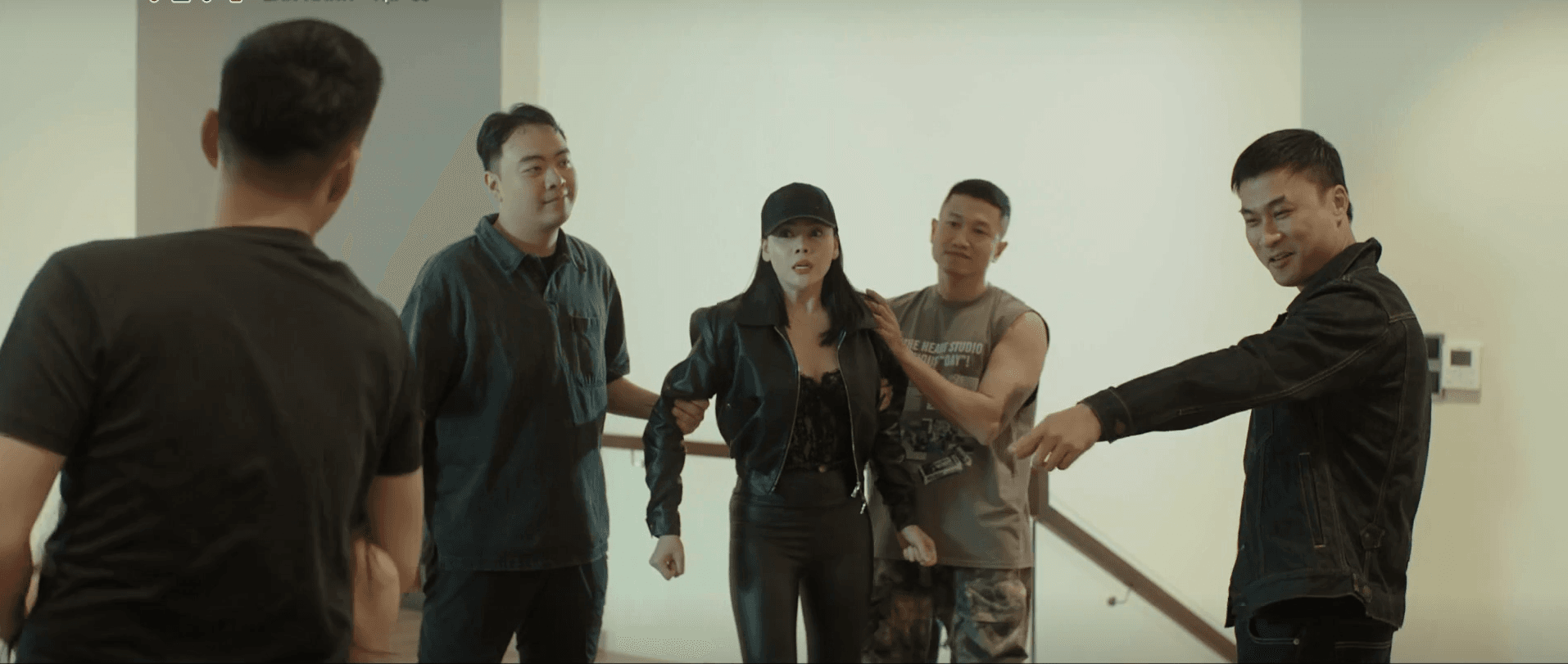 Đào Mỹ Trinh đối mặt với nhóm giang hồ khi đang cố gắng bỏ trốn khỏi Việt Đông.