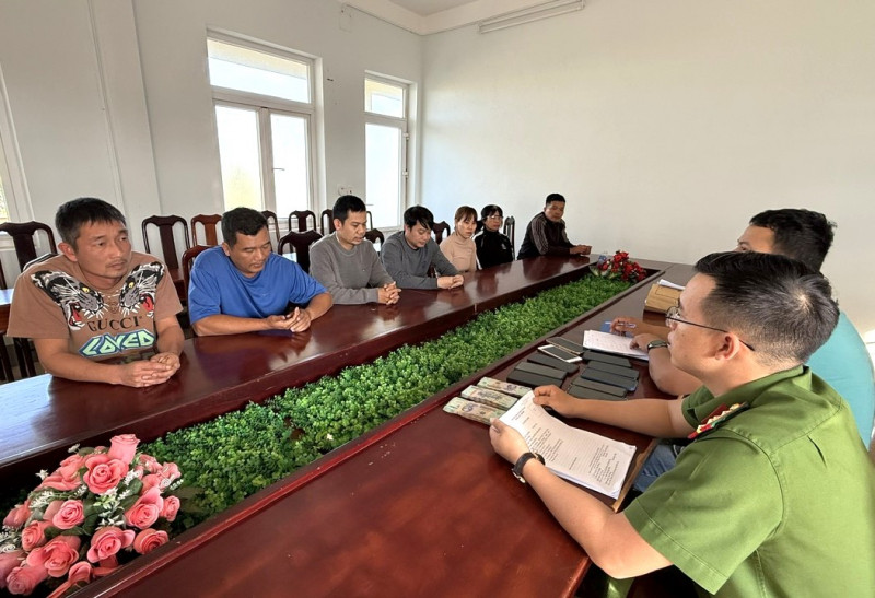 Các đối tượng trong đường dây số đề liên tỉnh bị bắt giữ tại cơ quan công an