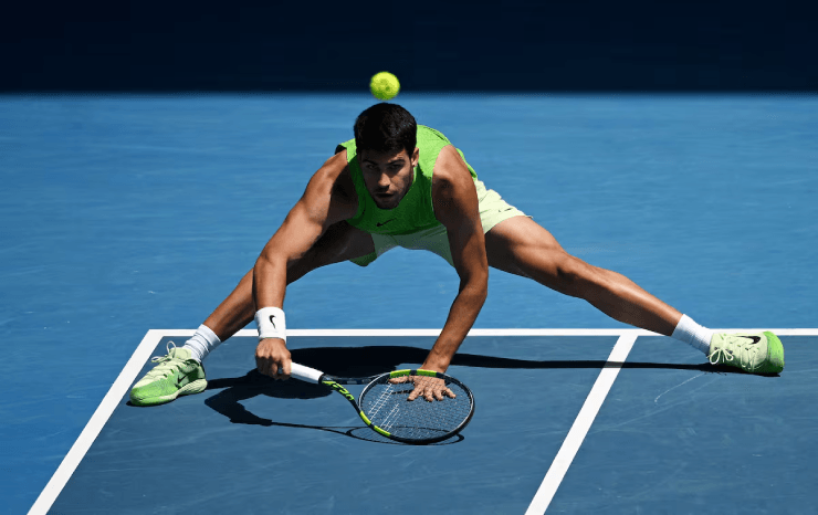 Carlos Alcaraz thi đấu dưới cái nắng tại Melbourne