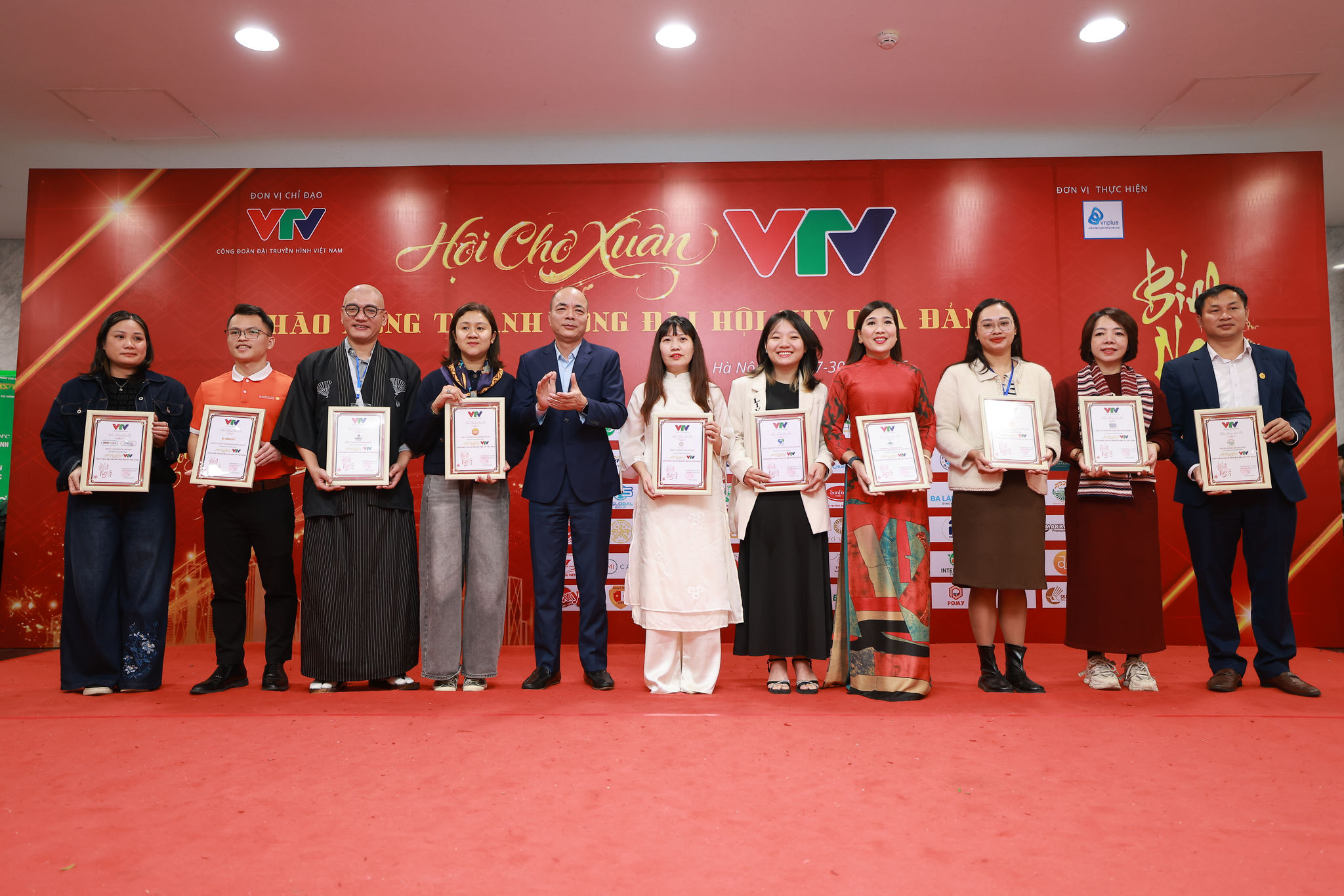 Khách hàng tham quan gian hàng tại Hội chợ VTV Xuân 2026