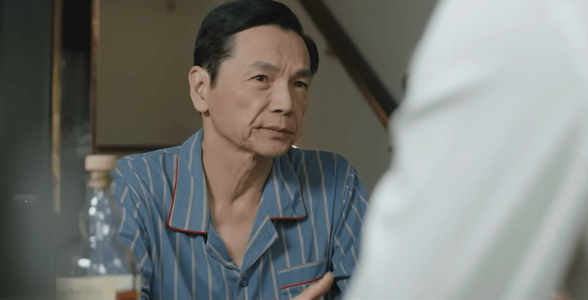 Thái độ hoài nghi của Triển sau khi nghe những lời tâm sự từ ông Sách.