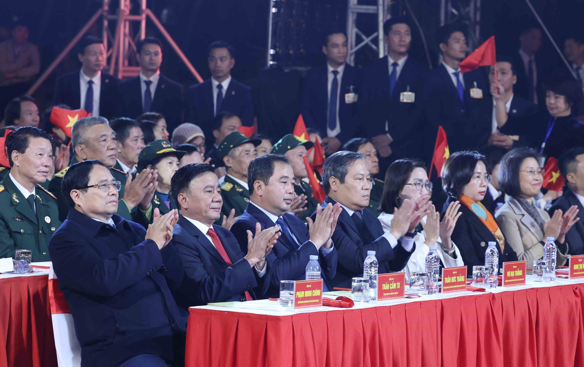 vna-potal-lanh-dao-dang-nha-nuoc-du-thtt-cau-truyen-hinh-hai-tay-xay-dung-mot-son-ha-tai-diem-cau-ha-noi-8557064.jpg
