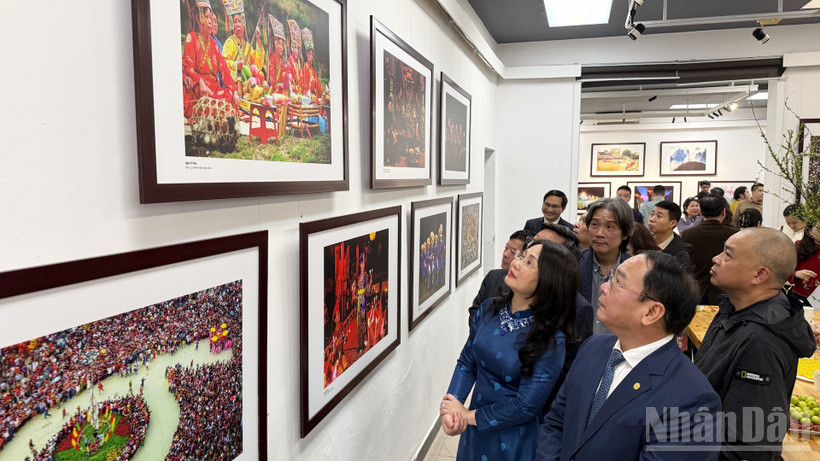 Đông đảo đại biểu, nhiếp ảnh gia và công chúng tham quan triển lãm trong ngày khai mạc