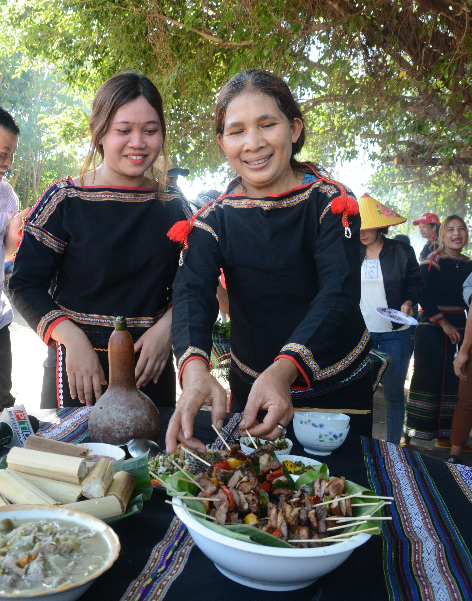 EDe women preparing traditional dishes