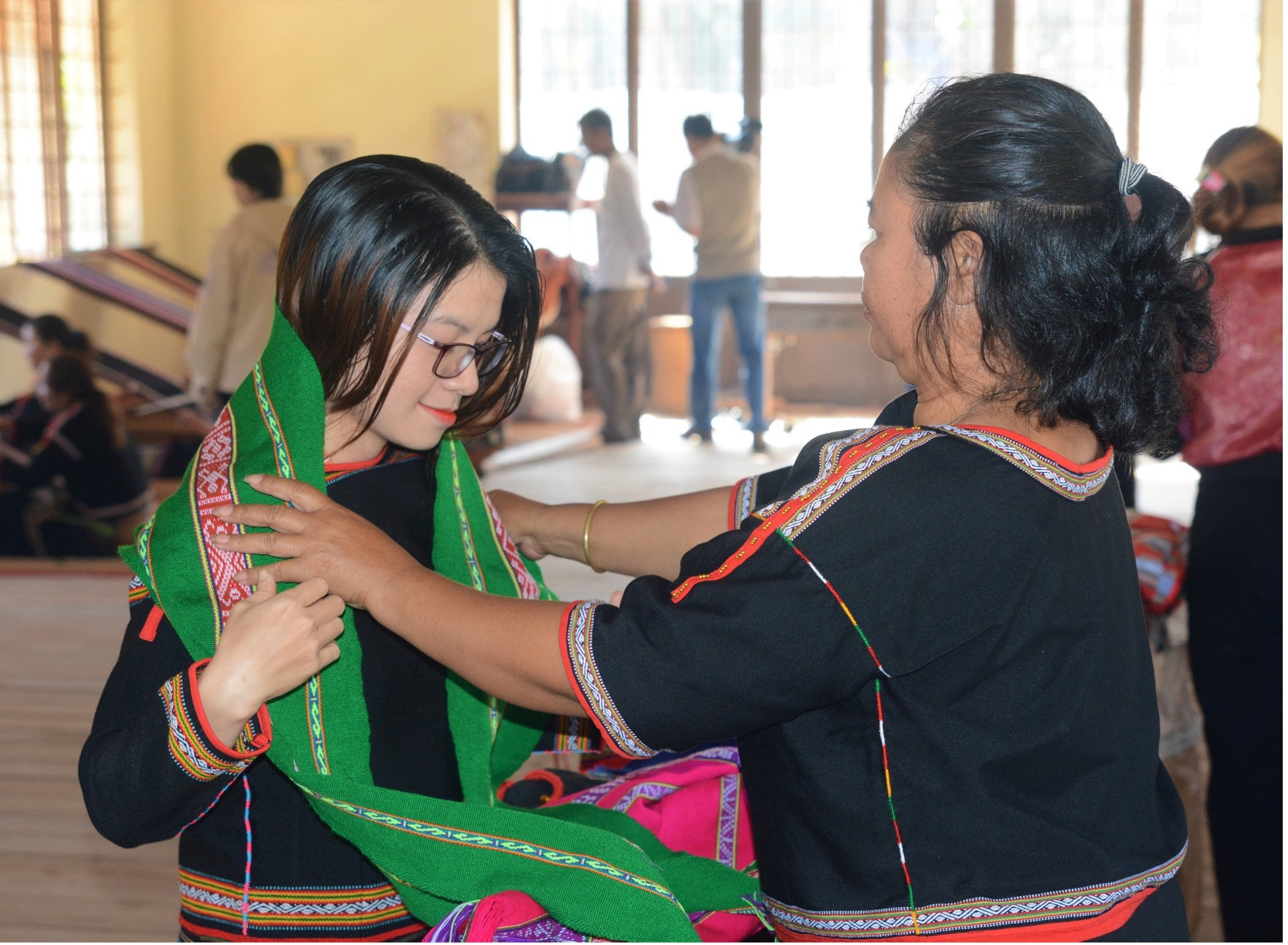 E De women of Nui village preserve traditional costumes
