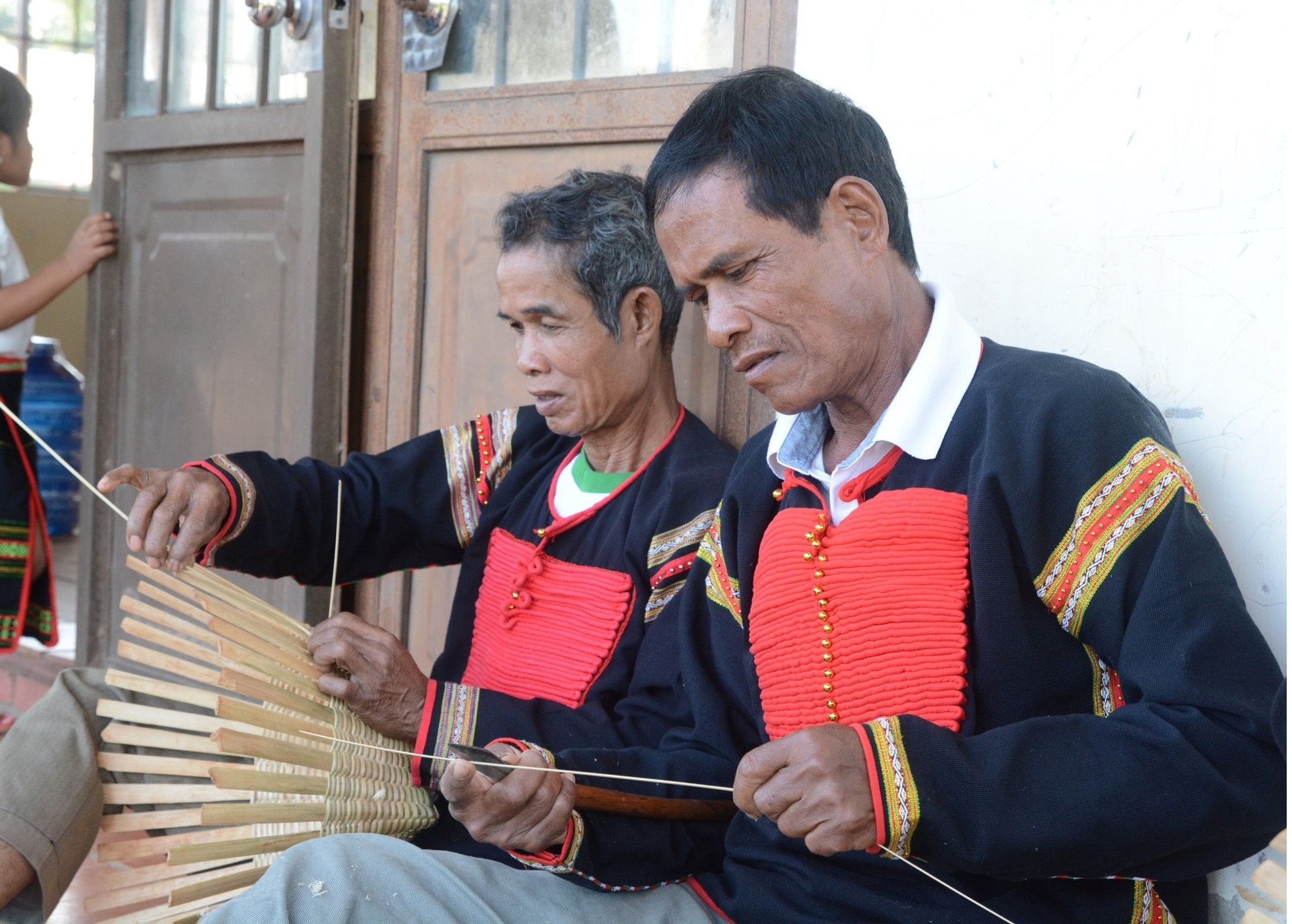 EDe people preserve traditional weaving crafts.