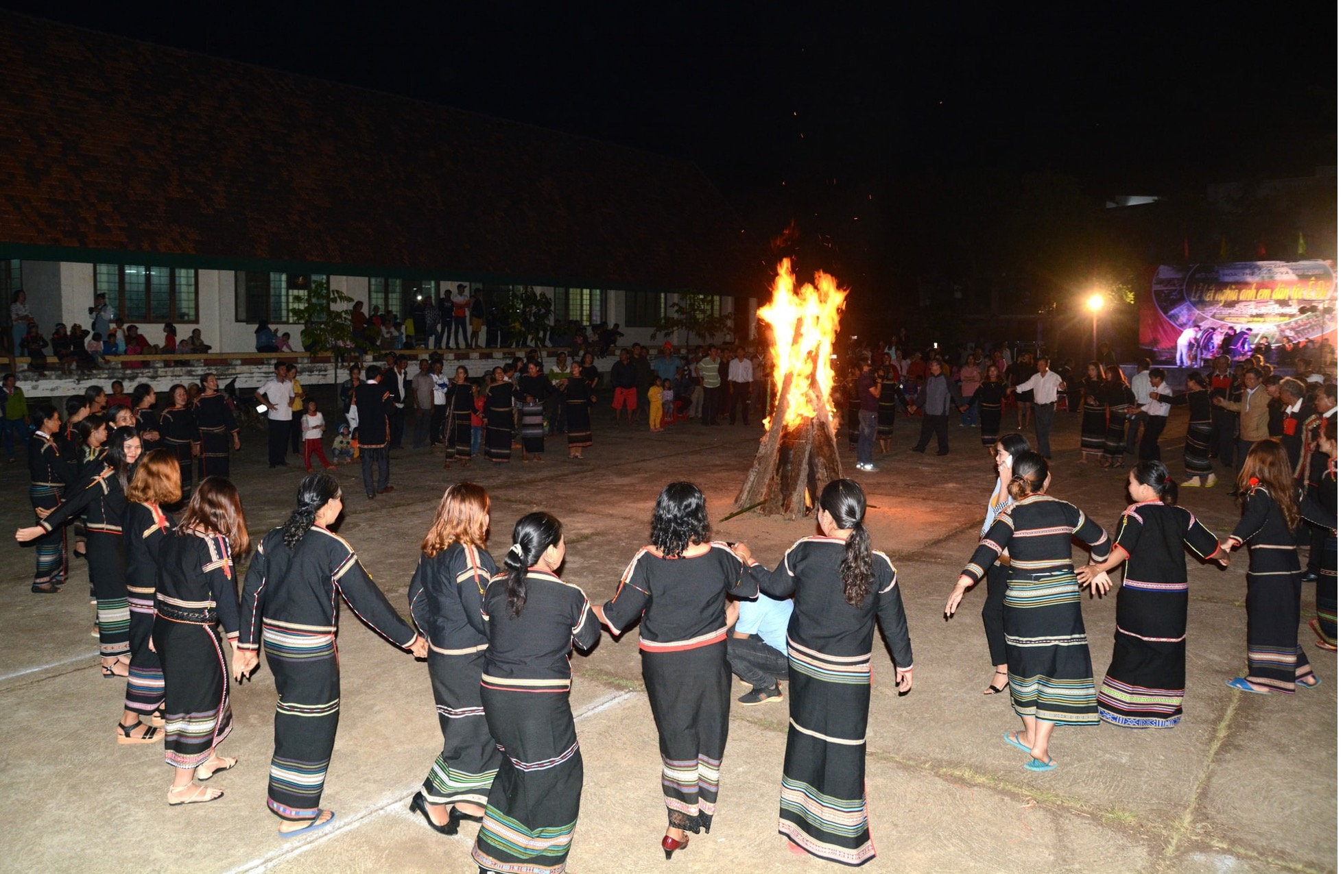 EDe people in Cu Jut Commune holding hands, singing, and dancing to show solidarity at the Brotherhood Bonding Ceremony