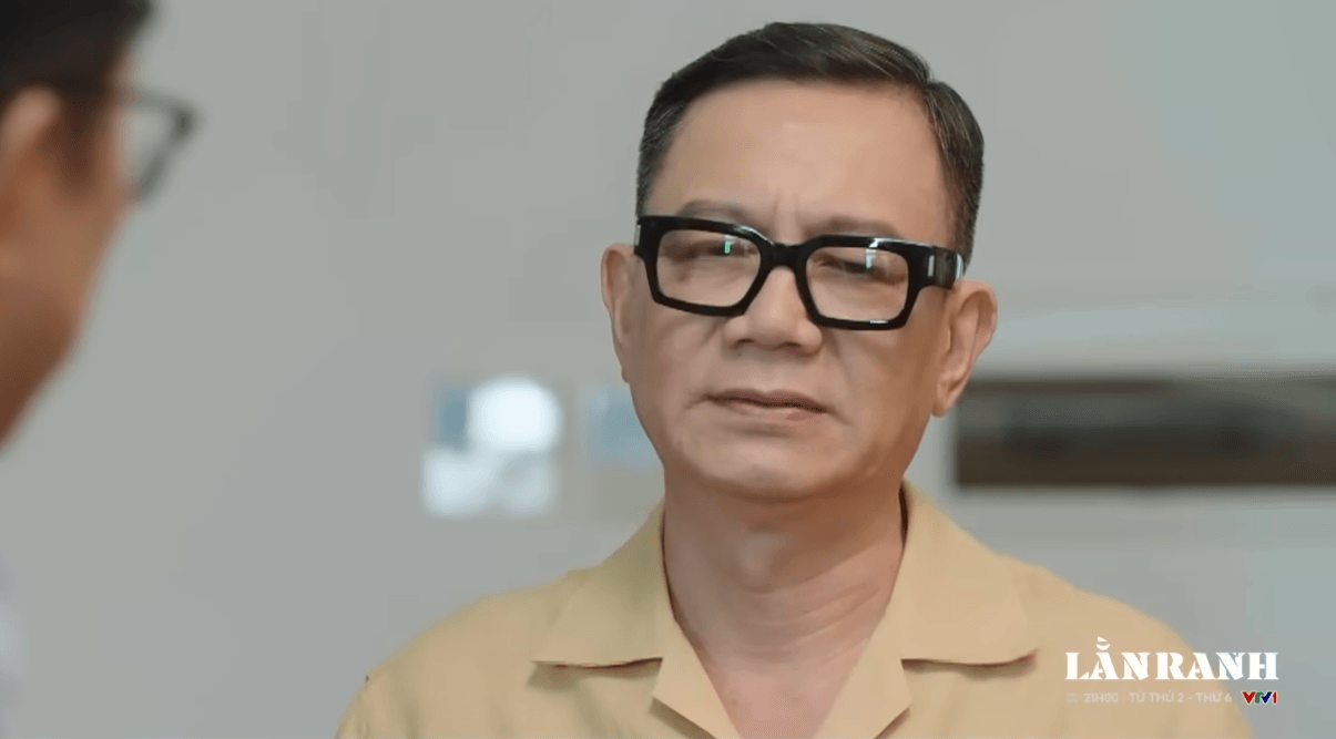 Chủ tịch Thủy báo cáo tình hình nhân sự với Bí thư Sơn trong phim Lằn ranh tập 57.
