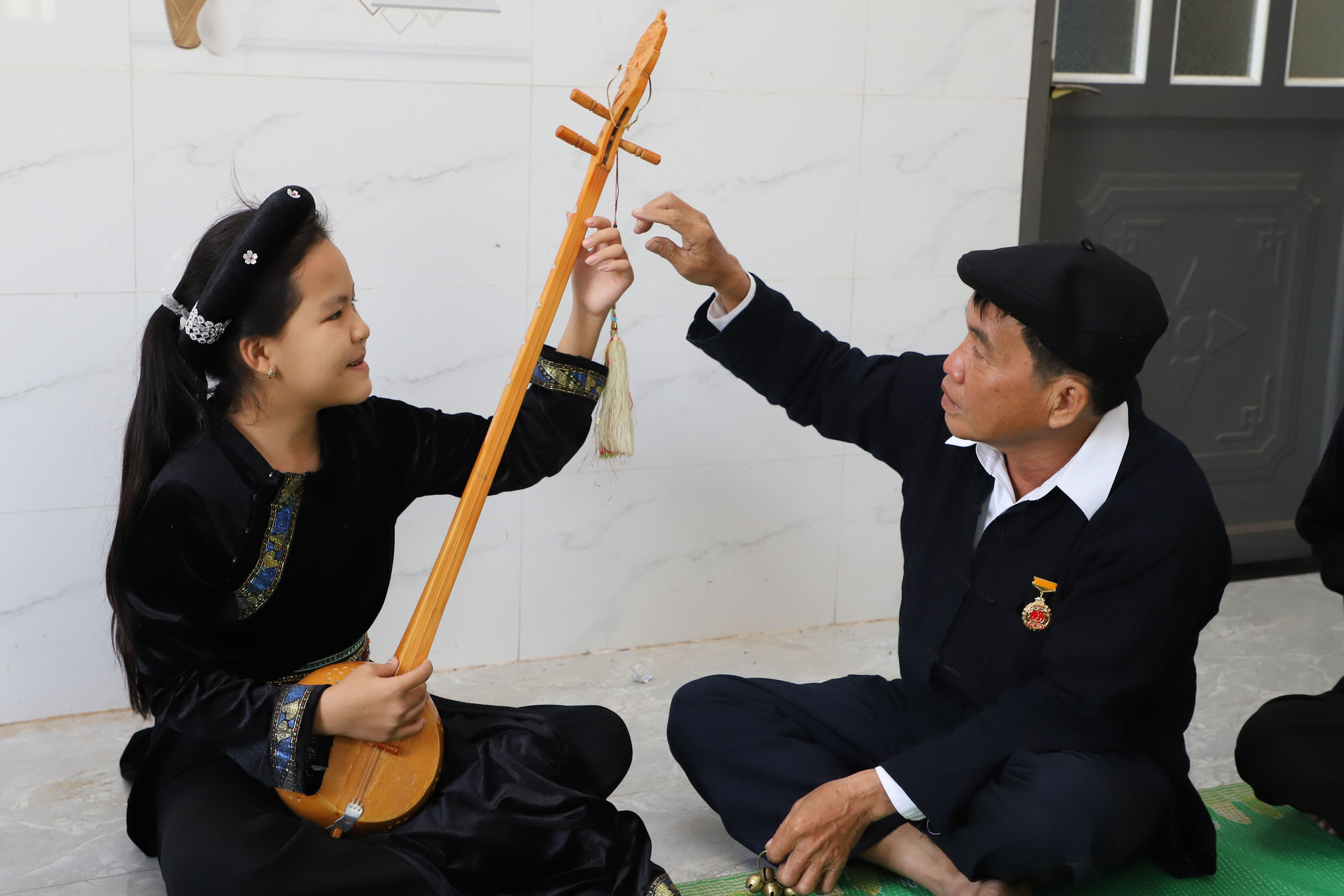 Không chỉ dừng lại ở việc “nghe cho biết”, nhiều em đã chủ động học đàn, học hát, tham gia biểu diễn, từng bước trở thành lực lượng kế cận đầy triển vọng, góp phần nối dài mạch nguồn văn hóa truyền thống