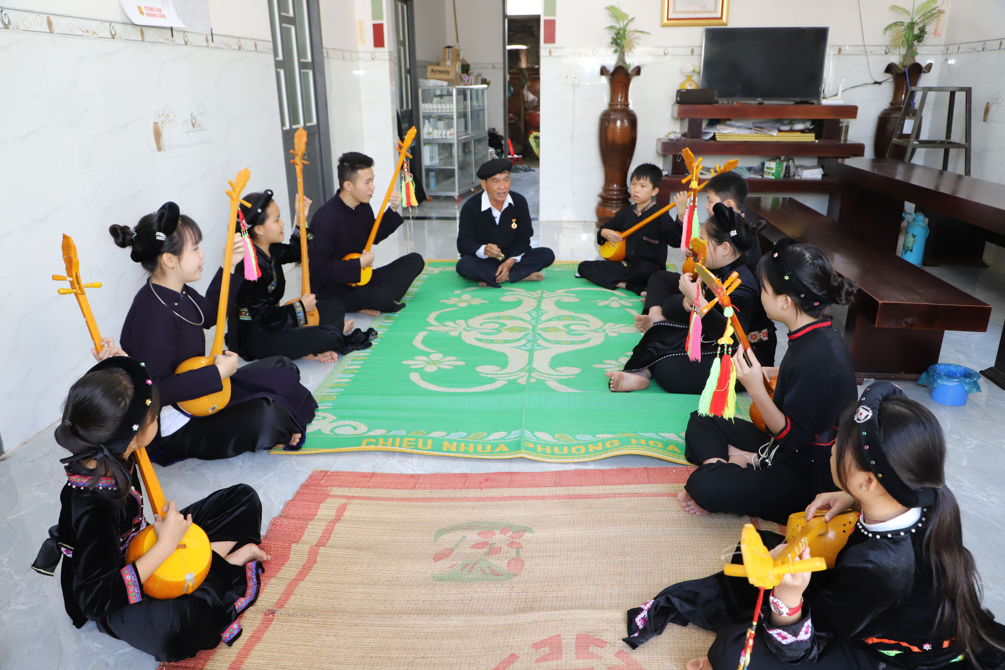 Một trong những điểm sáng của phong trào đàn tính,hát then ở Nam Dong chính là sự tham gia ngày càng tích cực của thế hệ trẻ