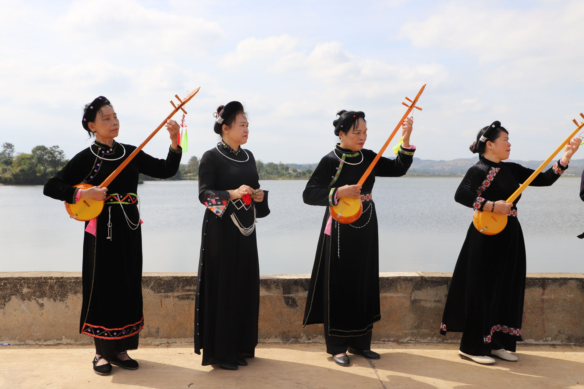 Những bài then không chỉ kể chuyện xưa, mà còn được đặt lời mới để tuyên truyền chủ trương, đường lối của Đảng, chính sách pháp luật của Nhà nước, phản ánh đời sống mới của đồng bào Tày, Nùng hôm nay