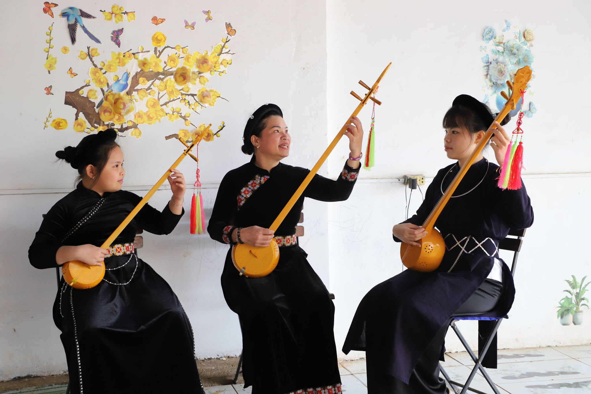 Câu lạc bộ đàn tính-hát then thôn 26 hiện có 10 em là học sinh từ bậc tiểu học đến trung học phổ thông, tham gia sinh hoạt thường xuyên