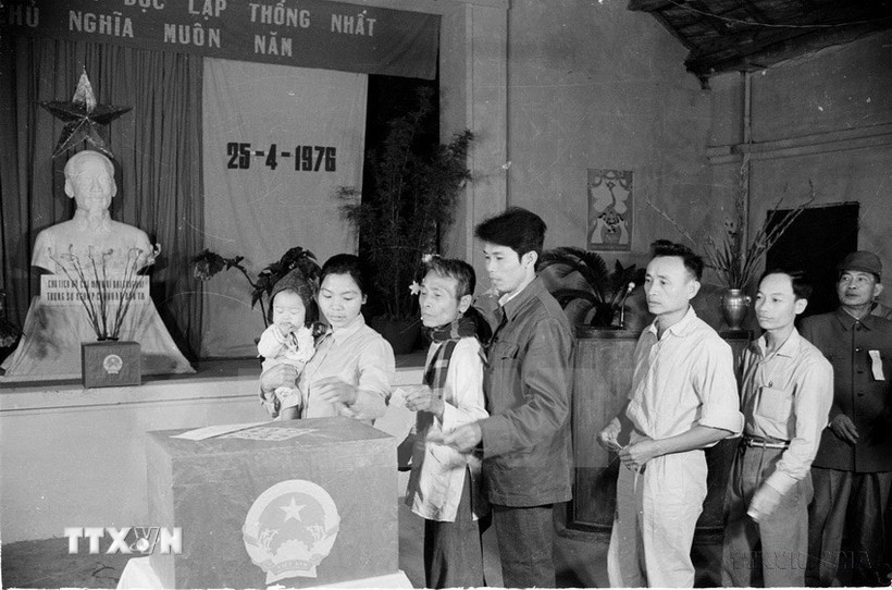Ngày 25/4/1976, nhân dân khắp hai miền Bắc-Nam nô nức tham gia Tổng tuyển cử bầu Quốc hội. Trong ảnh: Cử tri khu Ba Đình, Hà Nội bỏ phiếu bầu Quốc hội thống nhất năm 1976. (Ảnh: TTXVN)