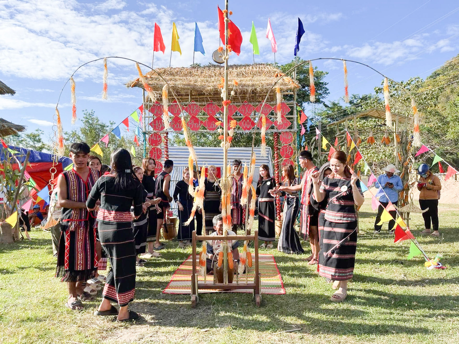 gin-giu-van-hoa-truyen-thong-dong-bao-dan-toc-raglai-k-ho-xa-phan-son (1)