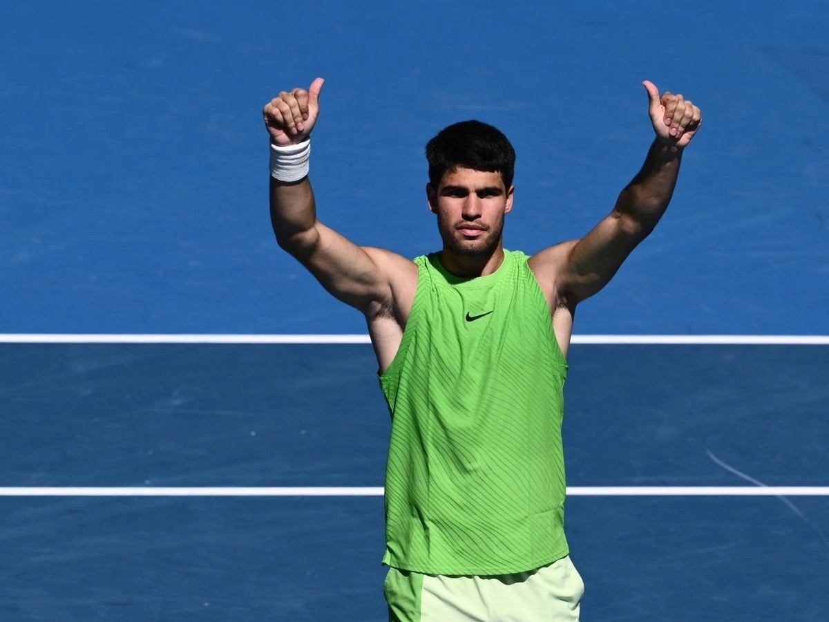 Alcaraz hạ gục Zverev sau 5 set đấu nghẹt thở để vào chung kết Australian Open 2026