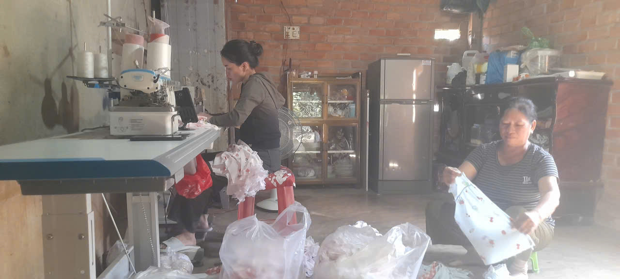 Bà Nguyễn Thị Bảy được hỗ trợ máy may và máy vắt sổ nên mỗi tháng có thêm thu nhập 5 triệu đồng nhưng vẫn chưa đạt thu nhập như kỳ vọng ....