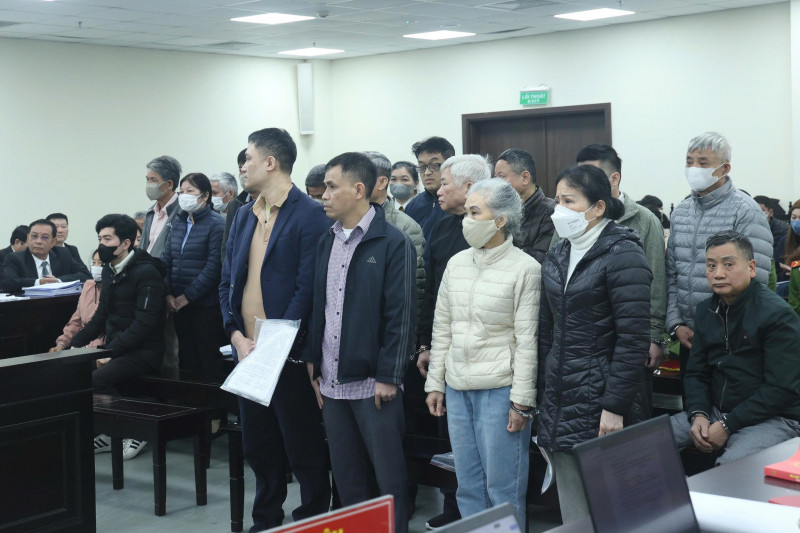 Các bị cáo lắng nghe bản luận tội của Viện kiểm sát tại phiên tòa ngày 30/1.