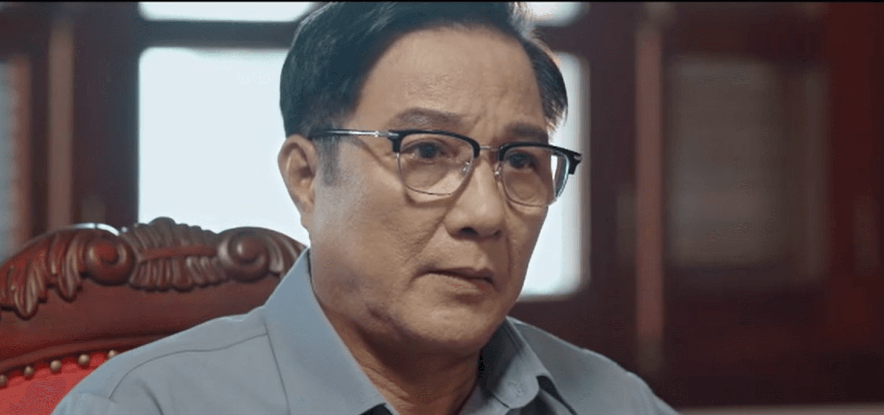 Bí thư Sơn lắng nghe những lời tâm sự cuối cùng của ông Sách trên cương vị đồng chí.