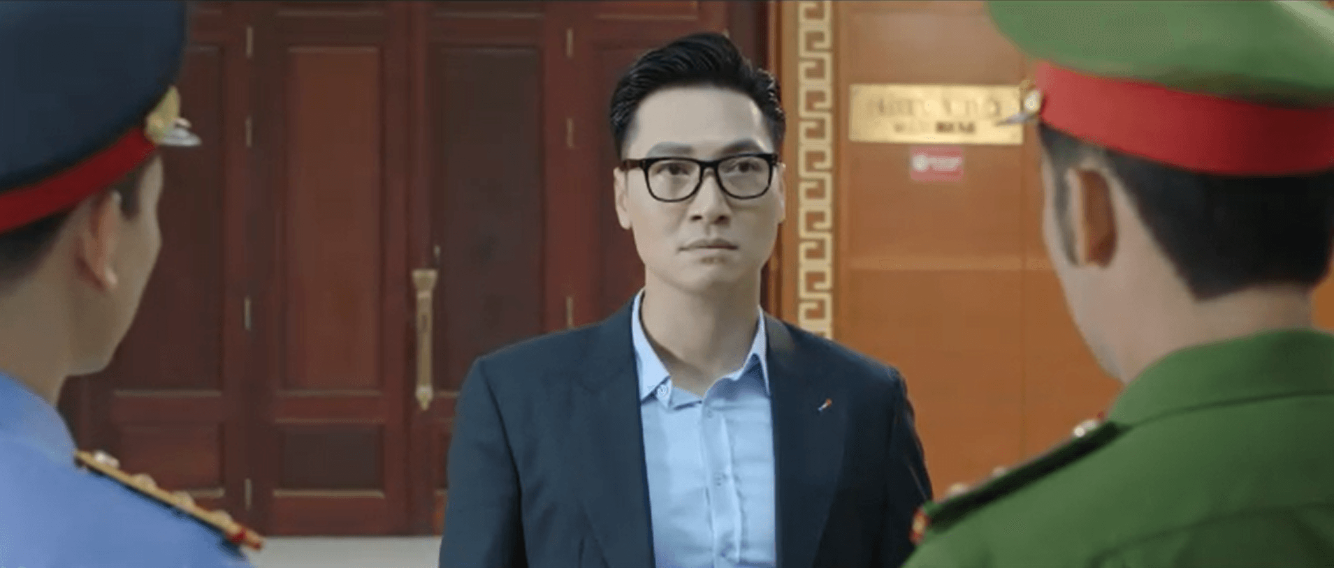 Cận cảnh biểu cảm hối hận của Triển trong quá trình khai báo tại cơ quan điều tra.